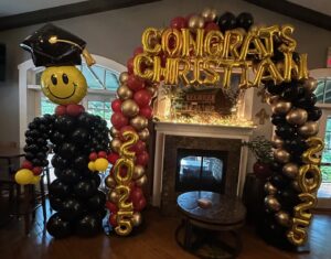 Graduation decor in St. Louis featuring custom balloon arch with 2025 accents, personalized “Congrats” message, and graduation balloon sculpture.