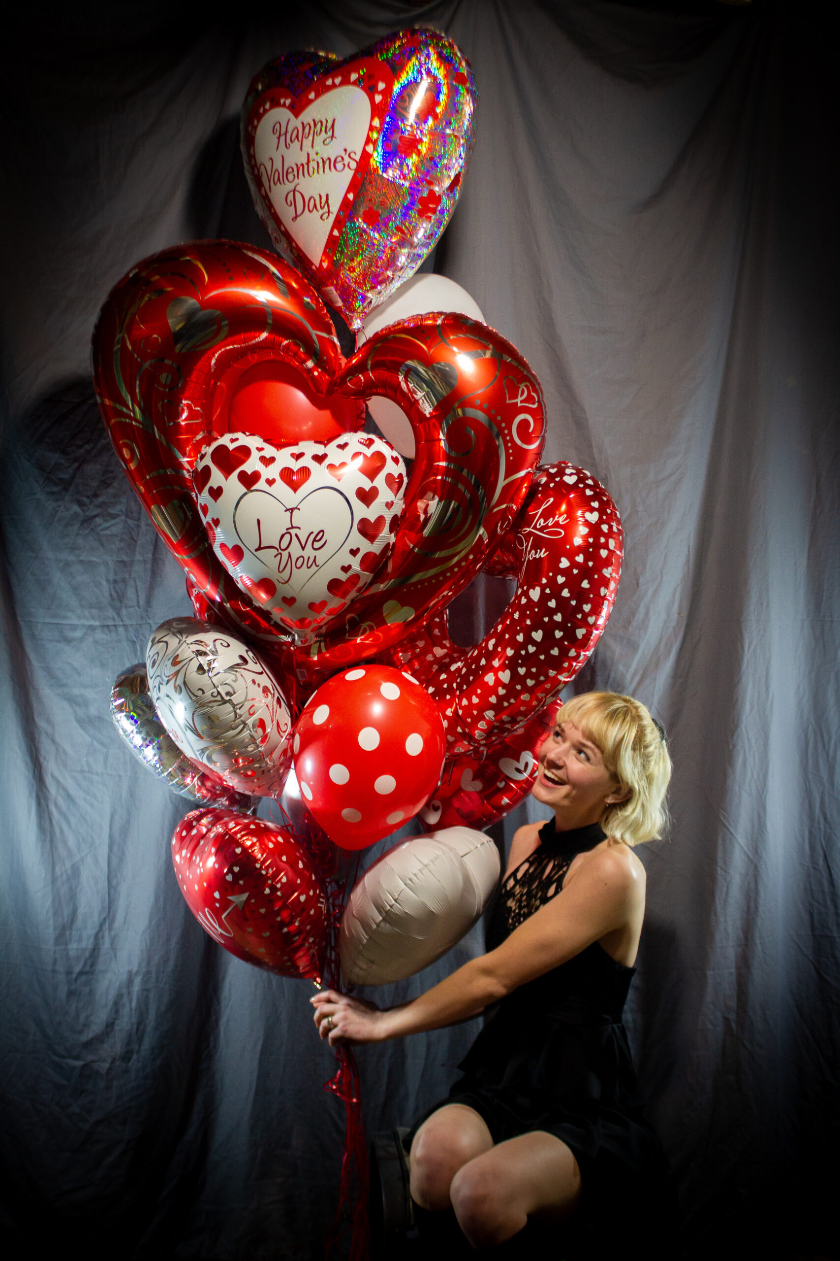 Valentine’s Day Helium Balloon Bouquet – St. Louis Luxury balloon styling by Party Perks featuring a Valentine’s Day helium balloon bouquet with red heart balloons and festive designs for a romantic celebration in St. Louis.
