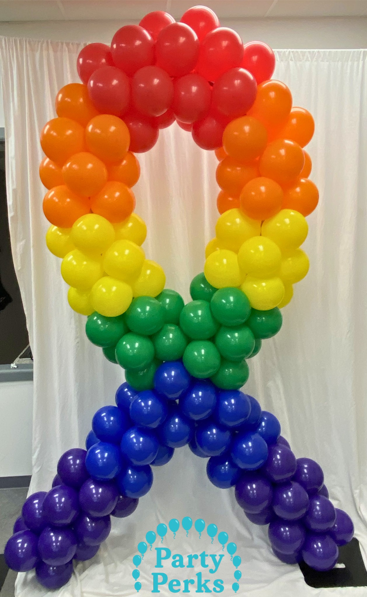 st-louis-pride-ribbon-balloons Rainbow balloon ribbon sculpture photo backdrop for Pride celebration by balloon decorator in St. Louis Missouri
